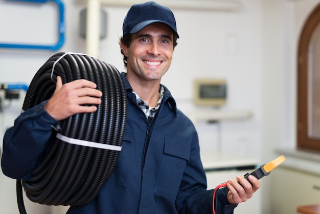 Retrato de un electricista sonriente en el trabajo