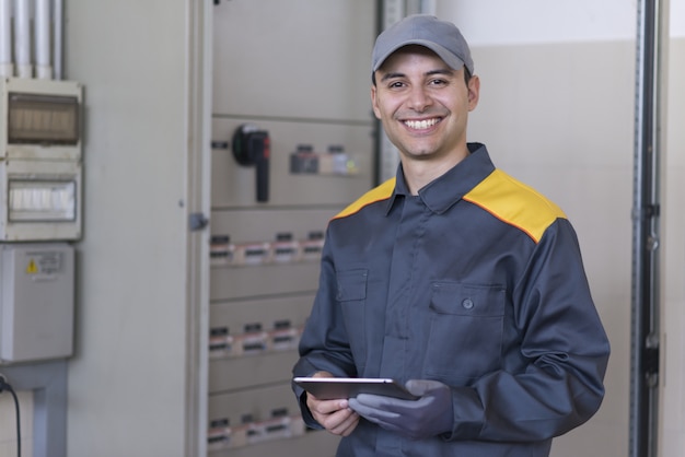 Foto retrato de un electricista en el trabajo