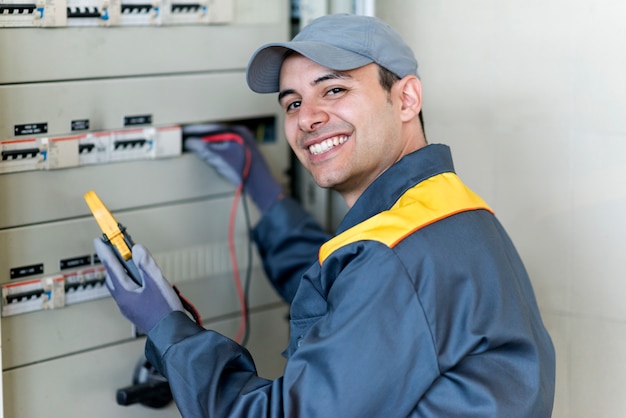 Retrato de un electricista en el trabajo