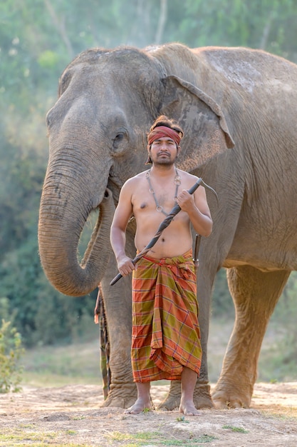 Retrato del elefante mahout Acción de pie con un elefante de confianza