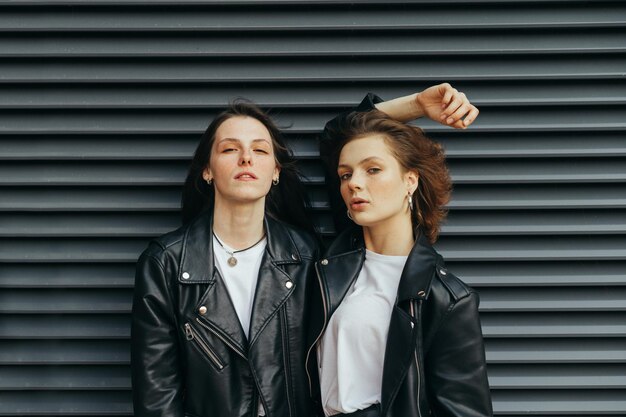 Retrato elegante de 2 modelos em roupas casuais elegantes posando para a câmera