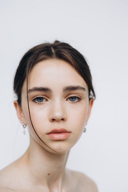 Retrato elegante de uma jovem modelo de 15 anos com luz natural em um espaçoso estúdio fotográfico