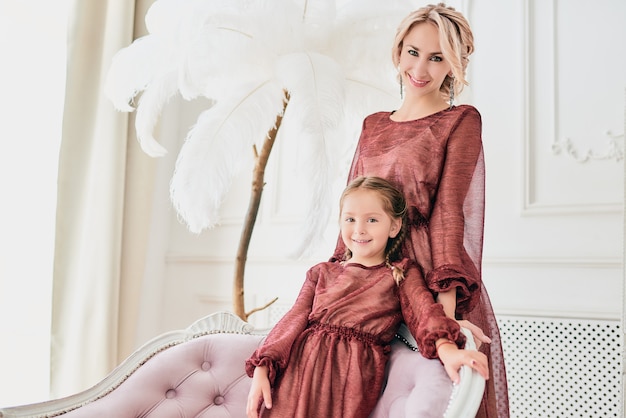 Retrato de elegante hermosa madre e hija