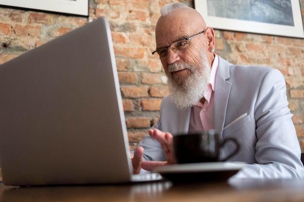 Foto retrato, de, elegante, hombre mayor, trabajando