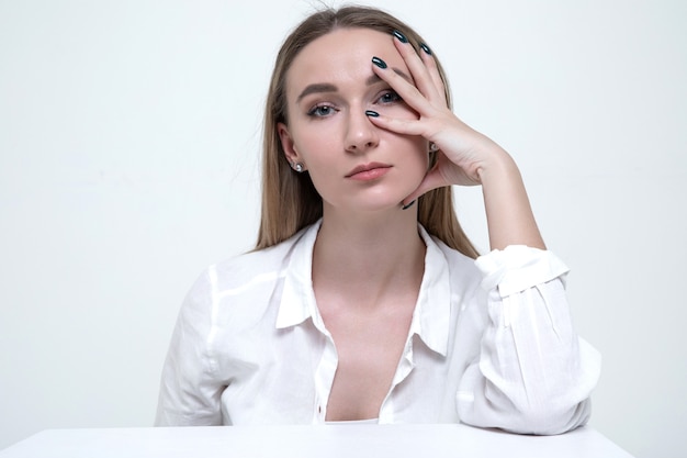 Retrato, de, un, elegante, mujer joven, en, un, camisa blanca