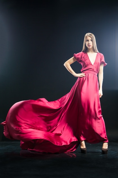 Retrato, de, elegante, mujer rubia, con, largo, pelo rubio, en, brillante, rosa, dress., Tiro del estudio