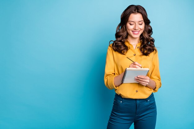 Retrato de ella, bonita, atractiva, bonita, muy centrada, alegre, alegre, ondulada, chica de pelo escribiendo una historia de amor.