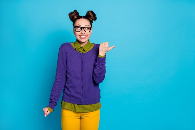 Retrato de ella, bonita, atractiva, inteligente, alegre, alegre, tímida, chica de cabello castaño, demostrando una solución de decisión publicitaria aislada en un brillante brillo vivo, vibrante, azul, verde, verde azulado, color turquesa, fondo