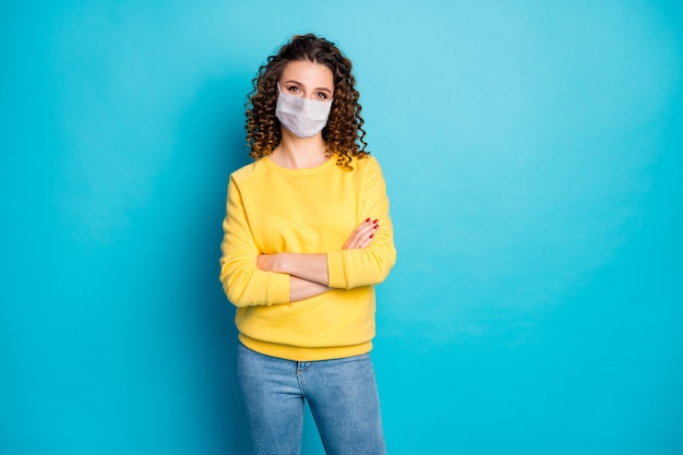 Retrato de ella, bonita, atractiva, segura, saludable, niña de cabello ondulado, con máscara de seguridad, brazos cruzados, medicina, terapia, medicare, aislado, brillante, vivo, brillo, vibrante, color, azul, plano de fondo