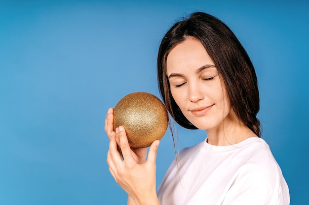 Retrato de ella ella agradable atractivo bastante encantador alegre alegre mujer sosteniendo en las manos bola de Navidad brillante