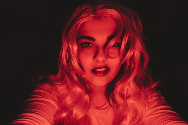 Retrato em close de uma bela jovem