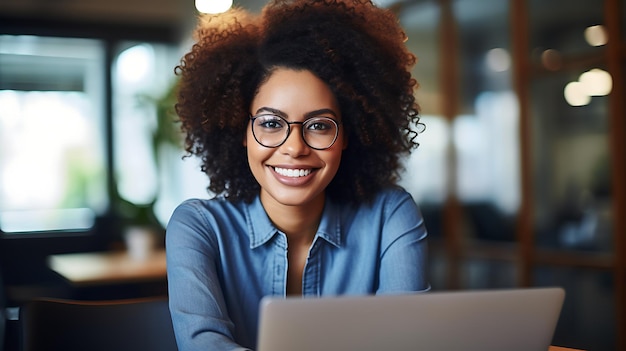 Retrato em close de uma jovem e bela mulher afro-americana sorrindo enquanto trabalha com um laptop no escritório Criado com tecnologia de IA generativa