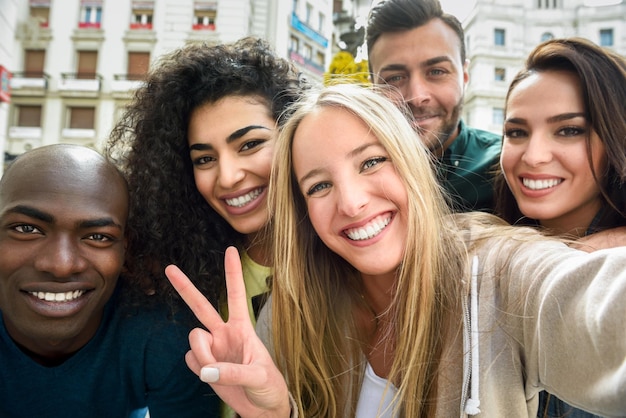 Foto retrato em close-up de amigos alegres na cidade