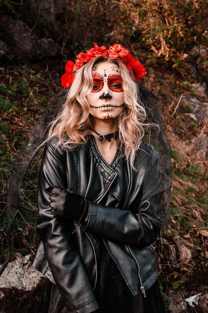 Foto retrato em close-up de calavera catrina jovem mulher com maquiagem de crânio de açúcar dia de los muertos dia