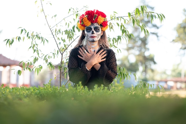 Foto retrato em close-up de calavera catrina mulher jovem com maquiagem de crânio de açúcar dia de los muertos dia o