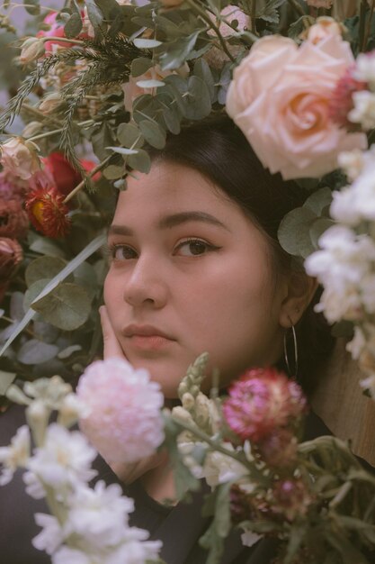 Retrato em close-up de jovem com rosas cor-de-rosa