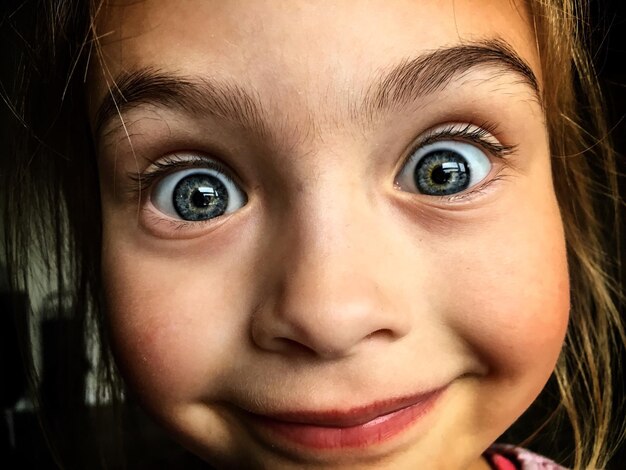 Foto retrato em close-up de menina bonita com olhos cinzentos