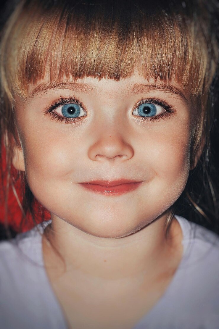 Foto retrato em close-up de menina sorridente com olhos azuis