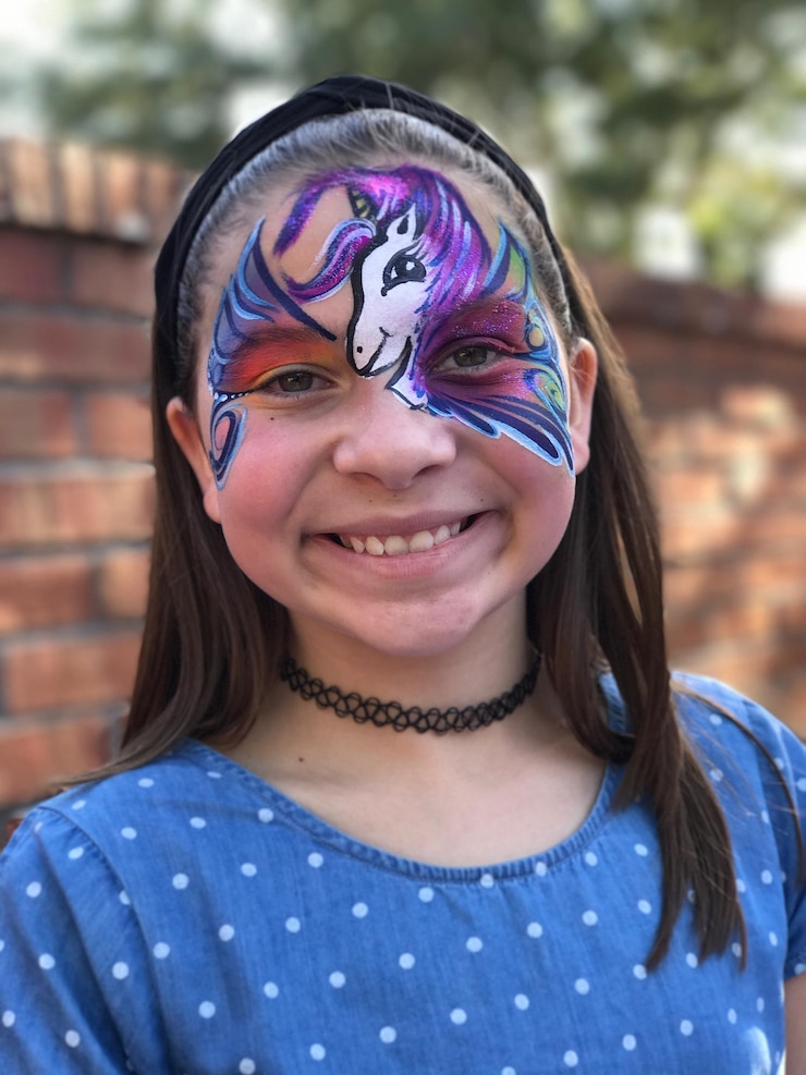 Foto retrato em close-up de menina sorridente com pintura facial