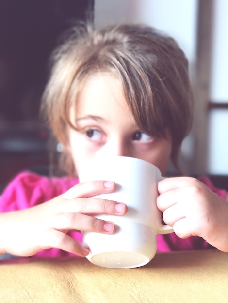Retrato em close-up de mulher bebendo café em um café