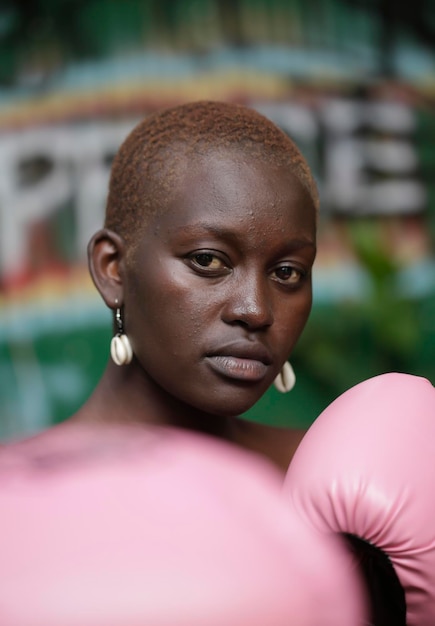 Retrato em close-up de mulher com luvas de boxe