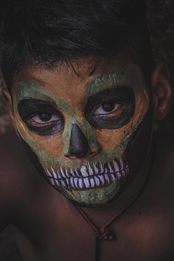 Foto retrato em close-up de mulher com máscara