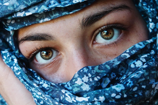 Retrato em close-up de mulher com o rosto coberto