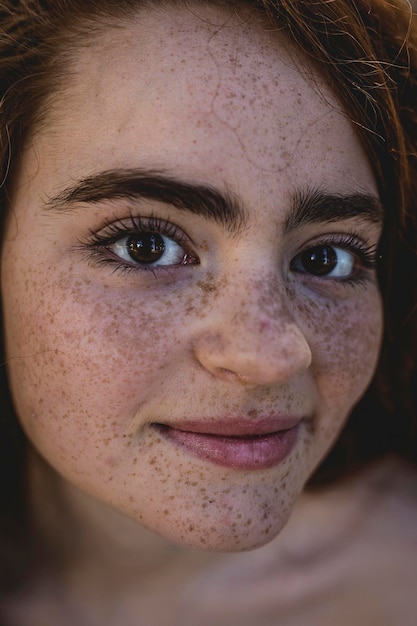 Retrato em close-up de mulher com sardas