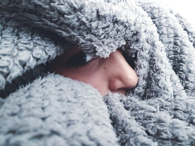 Foto retrato em close-up de mulher envolta em cobertor