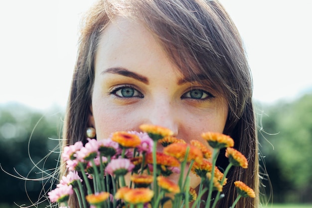 Foto retrato em close-up de mulher segurando flores