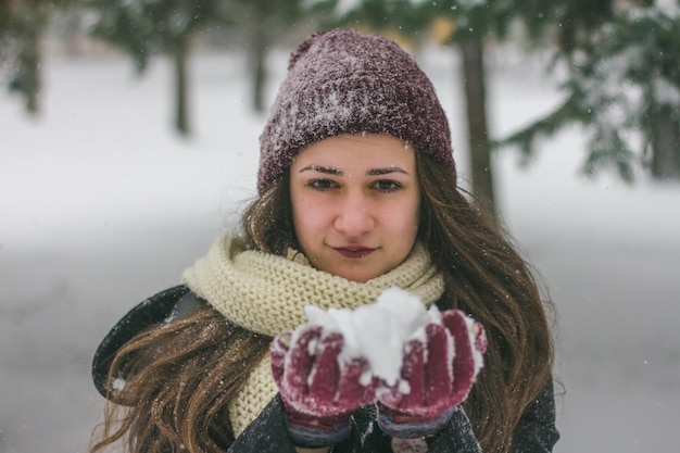 Retrato em close-up de mulher segurando neve