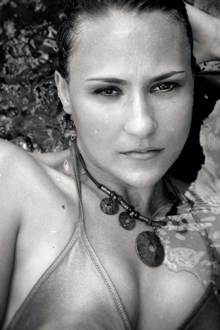 Foto retrato em close-up de mulher sensual no mar