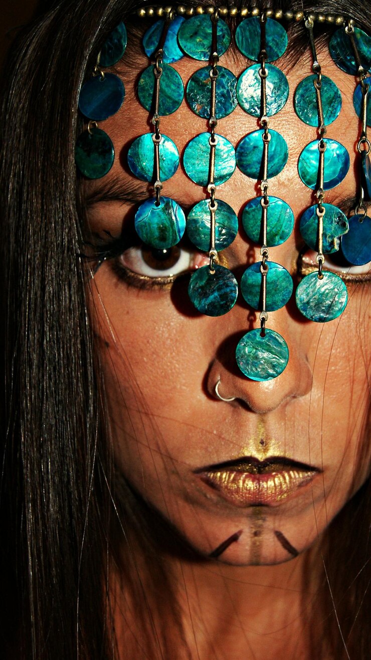 Foto retrato em close-up de mulher séria usando chapéu durante o halloween