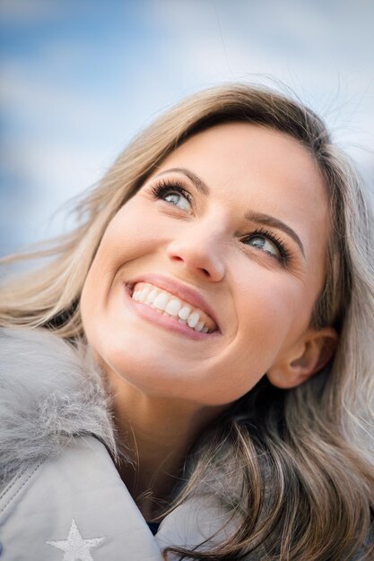 Foto retrato em close-up de mulher sorridente