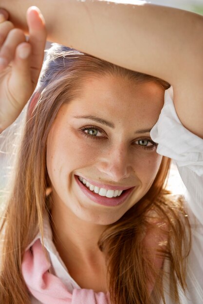 Foto retrato em close-up de mulher sorridente