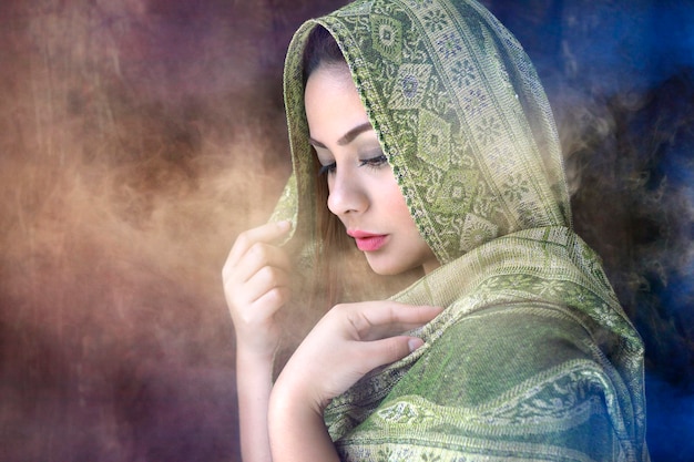 Retrato em close-up de mulher usando hijab
