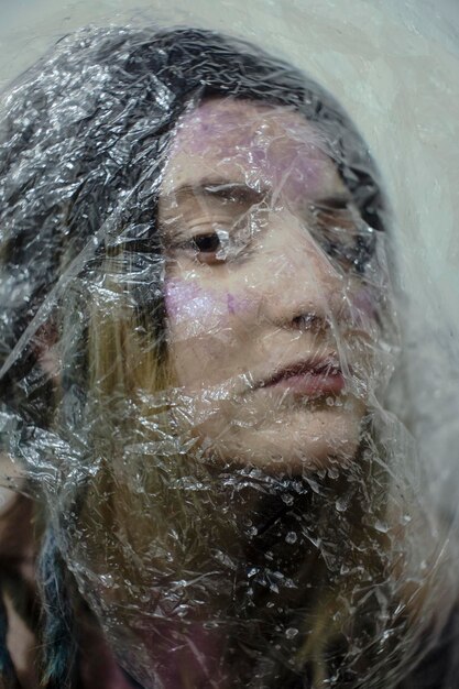 Foto retrato em close-up de mulher visto através de plástico