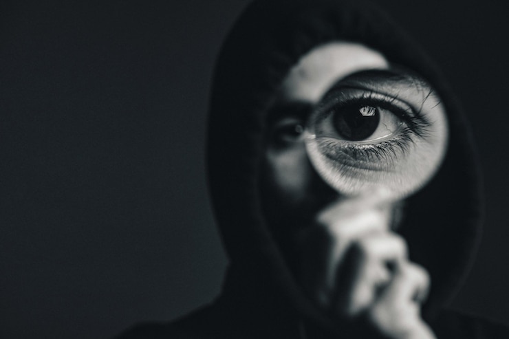 Foto retrato em close-up de olho humano contra fundo preto