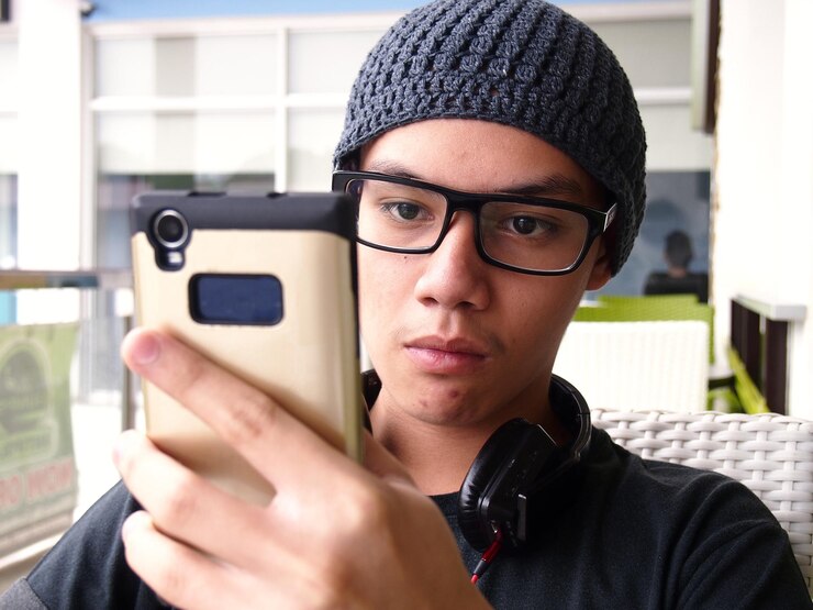 Foto retrato em close-up de um adolescente usando um smartphone
