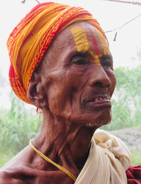 Retrato em close-up de um homem adulto a olhar para outro lado