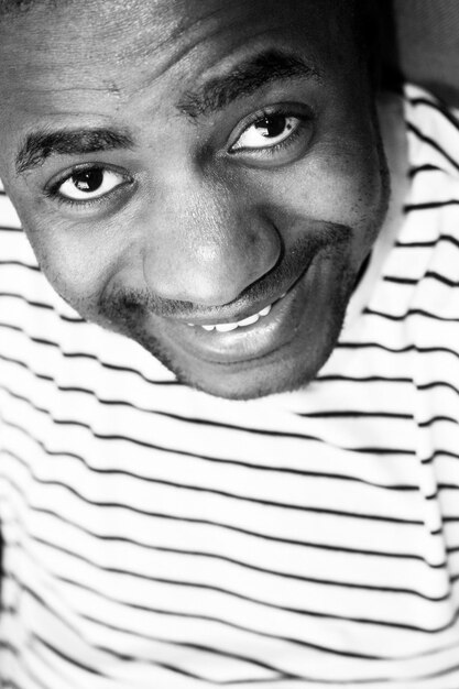 Retrato em close-up de um homem adulto sorridente