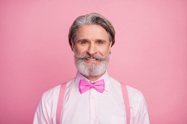 Retrato em close-up de um homem barbudo isolado sobre um fundo de cor rosa pastel