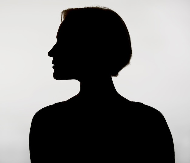 Retrato em close-up de um homem em silhueta contra um fundo branco