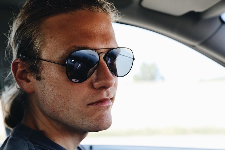 Foto retrato em close-up de um homem em um carro