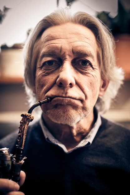 Retrato em close-up de um homem fumando cigarro eletrônico