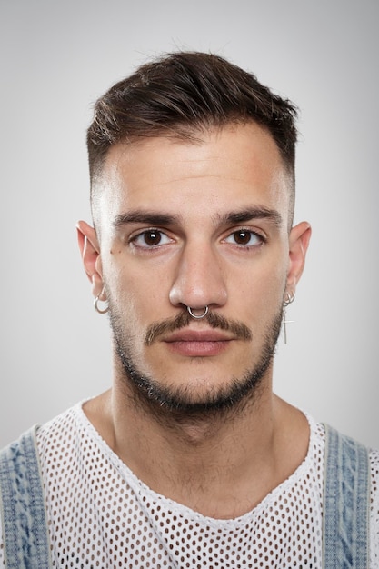 Foto retrato em close-up de um homem hipster contra fundo branco