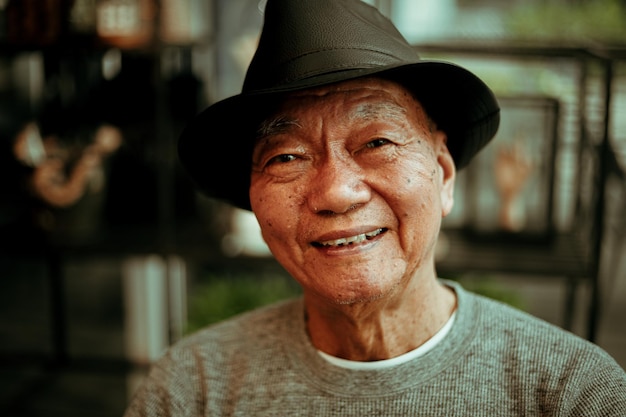 Retrato em close-up de um homem idoso sorridente sentado em um café