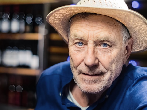 Retrato em close-up de um homem idoso vestindo um chapéu