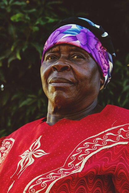 Foto retrato em close-up de um homem idoso vestindo uma bandana