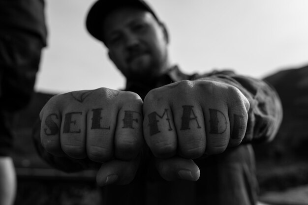 Retrato em close-up de um homem mostrando uma tatuagem